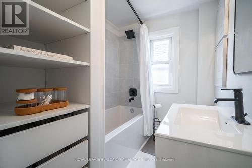 51 East 23Rd Street, Hamilton, ON - Indoor Photo Showing Bathroom