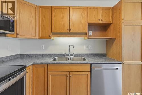 31 425 Bayfield Crescent, Saskatoon, SK - Indoor Photo Showing Kitchen With Double Sink