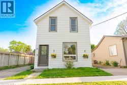 8 DUNDAS Street Brantford, ON N3R 1R8