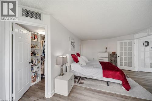 1237 North Shore Boulevard E Unit# 301, Burlington, ON - Indoor Photo Showing Bedroom