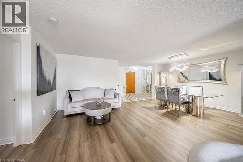 1237 North Shore Boulevard E Unit# 301, Burlington, ON - Indoor Photo Showing Living Room