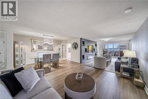 1237 North Shore Boulevard E Unit# 301, Burlington, ON - Indoor Photo Showing Living Room