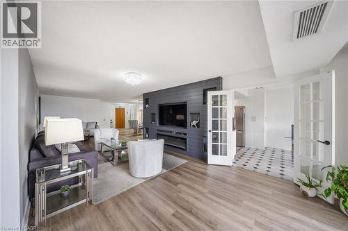 1237 North Shore Boulevard E Unit# 301, Burlington, ON - Indoor Photo Showing Living Room