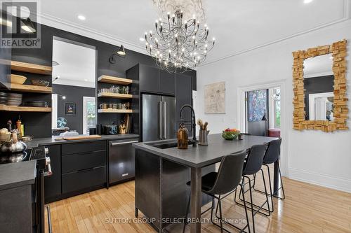 309 Cromwell Street, London East (East B), ON - Indoor Photo Showing Kitchen With Upgraded Kitchen