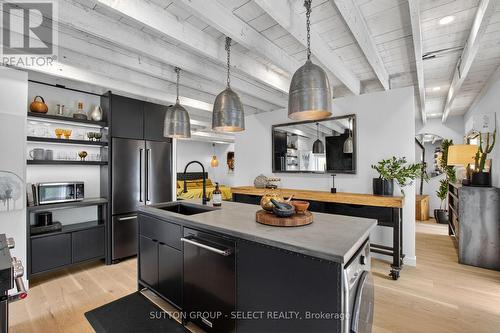 309 Cromwell Street, London East (East B), ON - Indoor Photo Showing Kitchen With Upgraded Kitchen