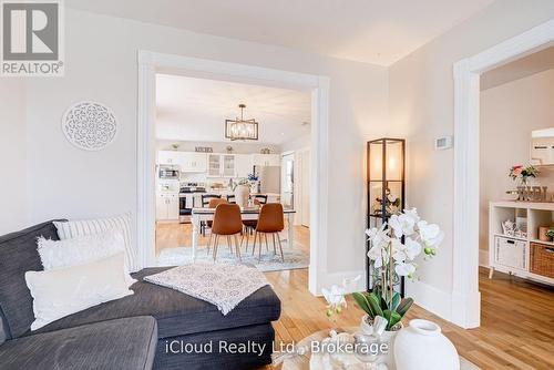 17 Oxford Street, Cambridge, ON - Indoor Photo Showing Living Room