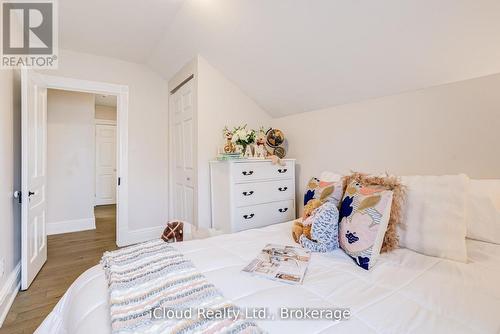 17 Oxford Street, Cambridge, ON - Indoor Photo Showing Bedroom