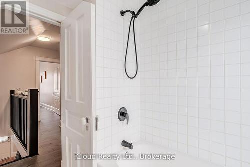 17 Oxford Street, Cambridge, ON - Indoor Photo Showing Bathroom