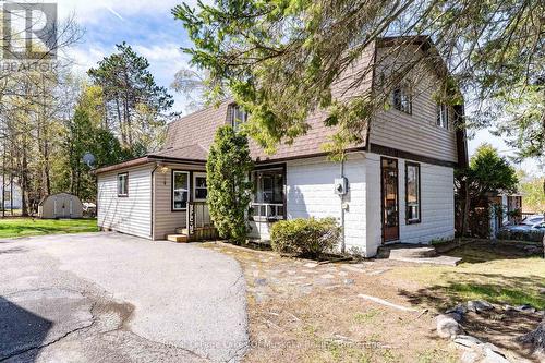 Driveway Side - 555 Wagner Street, Gravenhurst (Muskoka (S)), ON - Outdoor