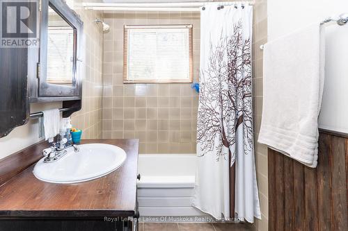 Full bathroom access to primary bed & hall - 555 Wagner Street, Gravenhurst (Muskoka (S)), ON - Indoor Photo Showing Bathroom