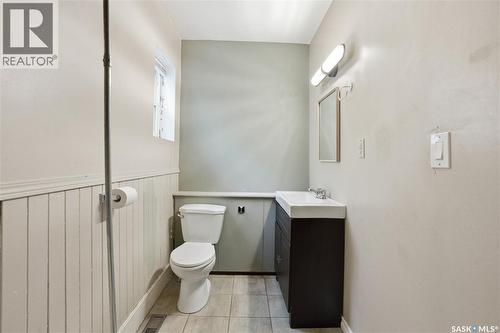 228 8Th Street E, Saskatoon, SK - Indoor Photo Showing Bathroom