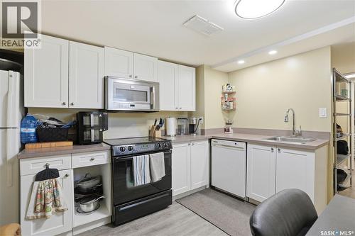 228 8Th Street E, Saskatoon, SK - Indoor Photo Showing Kitchen