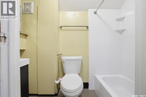 228 8Th Street E, Saskatoon, SK - Indoor Photo Showing Bathroom