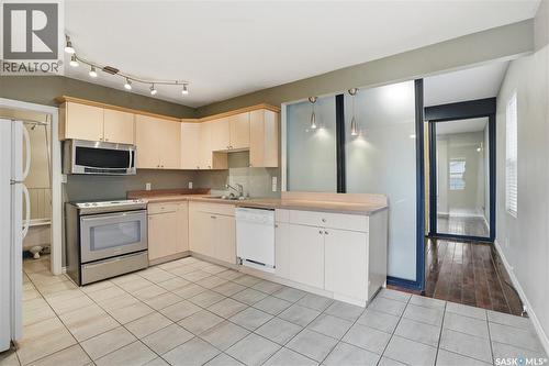 228 8Th Street E, Saskatoon, SK - Indoor Photo Showing Kitchen With Double Sink