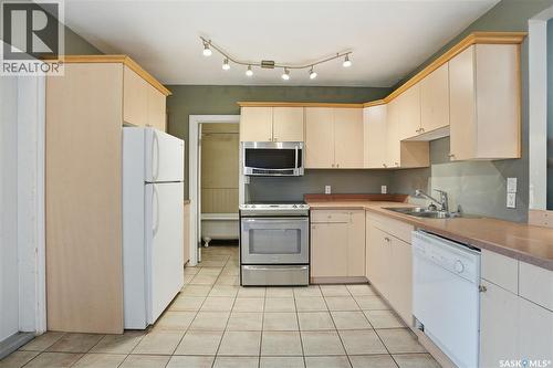 228 8Th Street E, Saskatoon, SK - Indoor Photo Showing Kitchen With Double Sink