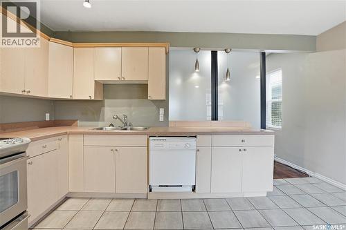 228 8Th Street E, Saskatoon, SK - Indoor Photo Showing Kitchen With Double Sink
