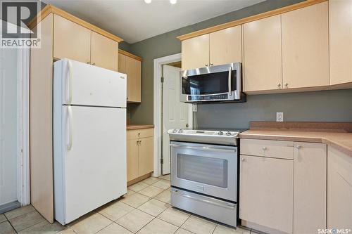 228 8Th Street E, Saskatoon, SK - Indoor Photo Showing Kitchen