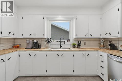2417 Hanover Avenue, Saskatoon, SK - Indoor Photo Showing Kitchen