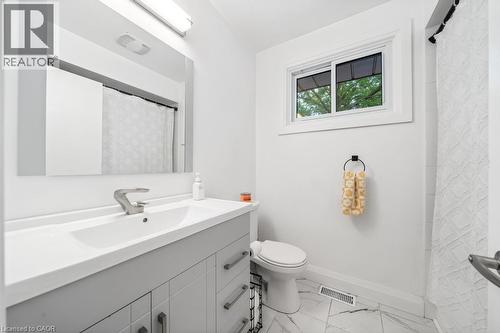 494 Ferguson Avenue N, Hamilton, ON - Indoor Photo Showing Bathroom