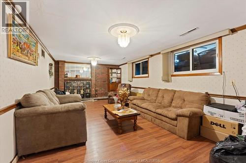 10575 Mulberry Drive, Windsor, ON - Indoor Photo Showing Living Room