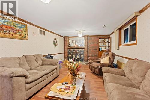 10575 Mulberry Drive, Windsor, ON - Indoor Photo Showing Living Room
