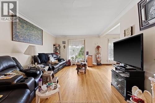 10575 Mulberry Drive, Windsor, ON - Indoor Photo Showing Living Room