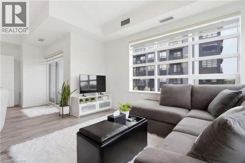 251 Northfield Drive E Unit# 312, Waterloo, ON - Indoor Photo Showing Living Room