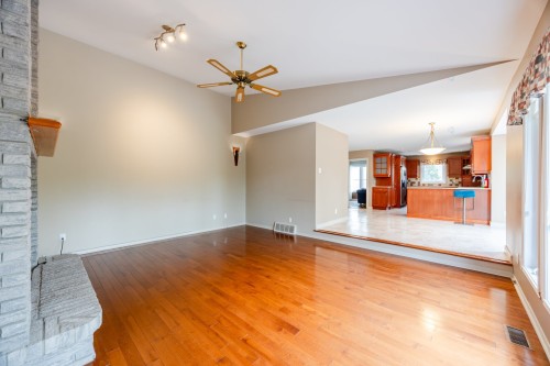 Salon - 218 Rue Du Niagara, Kirkland, QC - Indoor Photo Showing Other Room