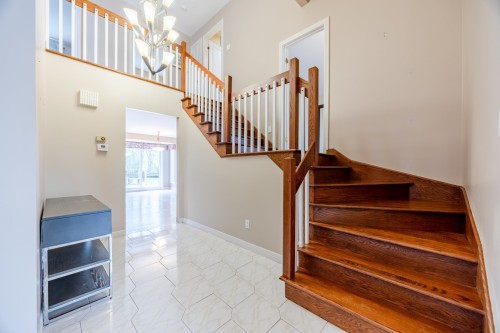 Hall d'entrée/Vestibule - 218 Rue Du Niagara, Kirkland, QC - Indoor Photo Showing Other Room