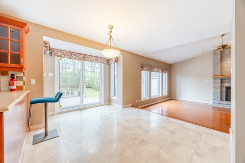 Coin-repas - 218 Rue Du Niagara, Kirkland, QC - Indoor Photo Showing Other Room With Fireplace