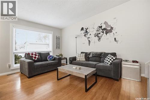 2838 Hartmann Crescent E, Regina, SK - Indoor Photo Showing Living Room