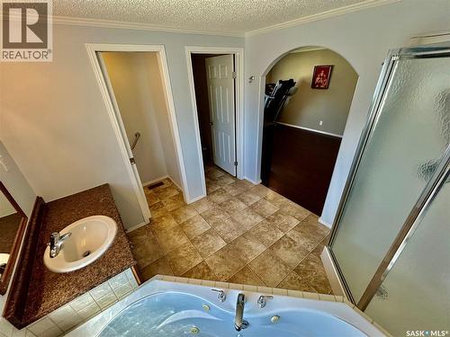 607 Beharrel Street, Oxbow, SK - Indoor Photo Showing Bathroom