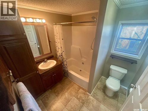 607 Beharrel Street, Oxbow, SK - Indoor Photo Showing Bathroom