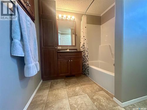 607 Beharrel Street, Oxbow, SK - Indoor Photo Showing Bathroom