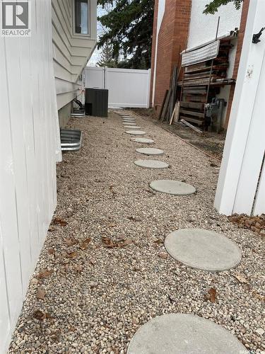 6 Hogarth Place, Regina, SK - Outdoor