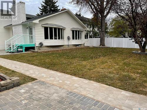 6 Hogarth Place, Regina, SK - Outdoor