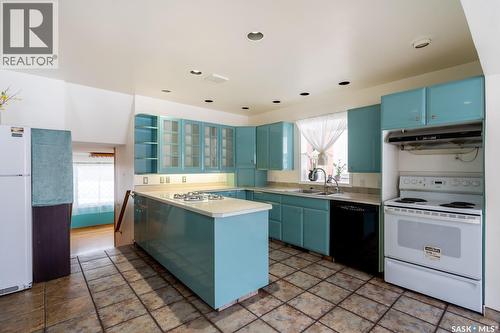 6 Hogarth Place, Regina, SK - Indoor Photo Showing Kitchen With Double Sink