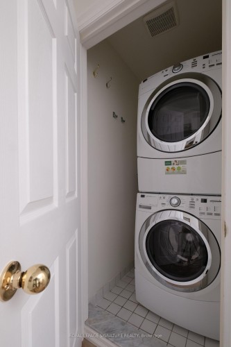 98 Dallimore Circle, Toronto, ON - Indoor Photo Showing Laundry Room
