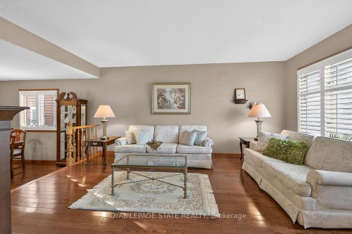 15 Gabriele Court, Hamilton, ON - Indoor Photo Showing Living Room