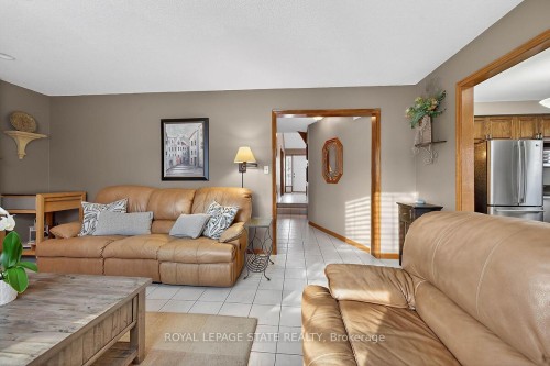 15 Gabriele Court, Hamilton, ON - Indoor Photo Showing Living Room