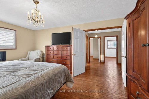 15 Gabriele Court, Hamilton, ON - Indoor Photo Showing Bedroom