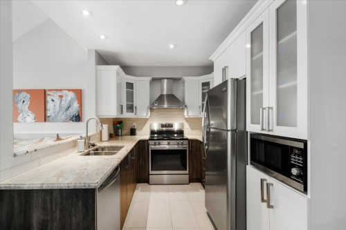 Cuisine - 9698 Rue Riverin, Brossard, QC - Indoor Photo Showing Kitchen With Double Sink With Upgraded Kitchen