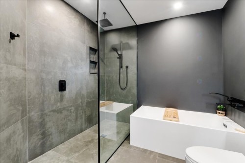 Salle de bains - 9698 Rue Riverin, Brossard, QC - Indoor Photo Showing Bathroom