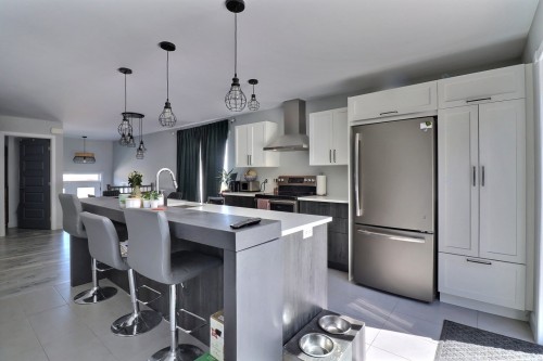 Cuisine - 121 Rue Frédéric, Saguenay (Chicoutimi), QC - Indoor Photo Showing Kitchen With Upgraded Kitchen