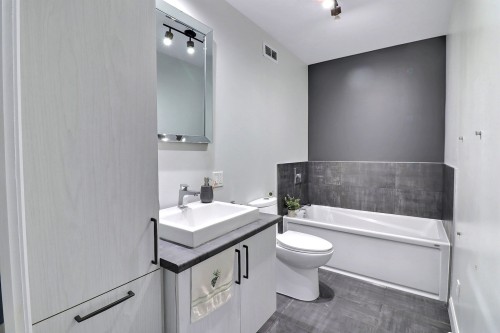 Salle de bains - 121 Rue Frédéric, Saguenay (Chicoutimi), QC - Indoor Photo Showing Bathroom