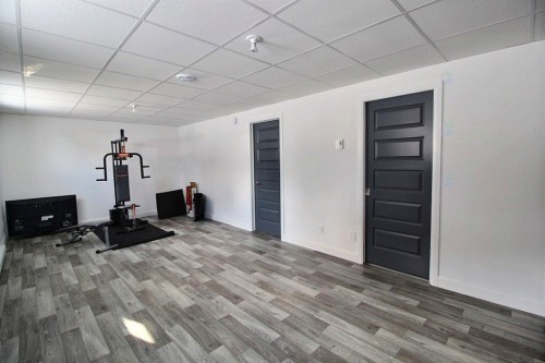 Salle familiale - 121 Rue Frédéric, Saguenay (Chicoutimi), QC - Indoor Photo Showing Other Room