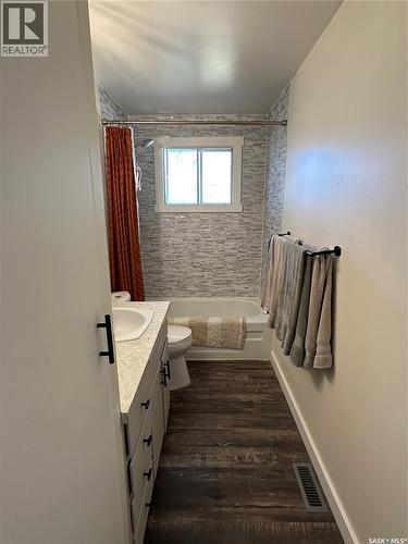 8368 Howard Avenue, Gull Lake, SK - Indoor Photo Showing Bathroom