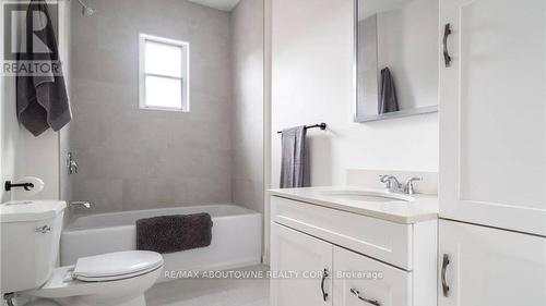 43 Crooks Street, Hamilton, ON - Indoor Photo Showing Bathroom