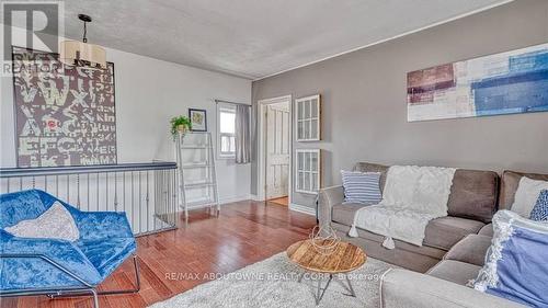 43 Crooks Street, Hamilton, ON - Indoor Photo Showing Living Room