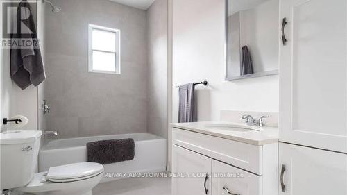 43 Crooks Street, Hamilton, ON - Indoor Photo Showing Bathroom